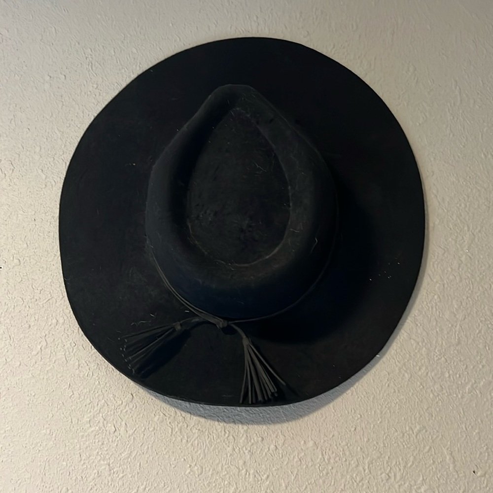 Flat brim hat, black.